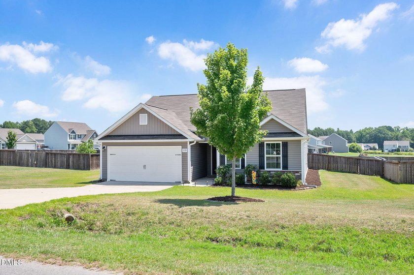 Welcome home to this beautifully maintained ranch in the heart - photo 4