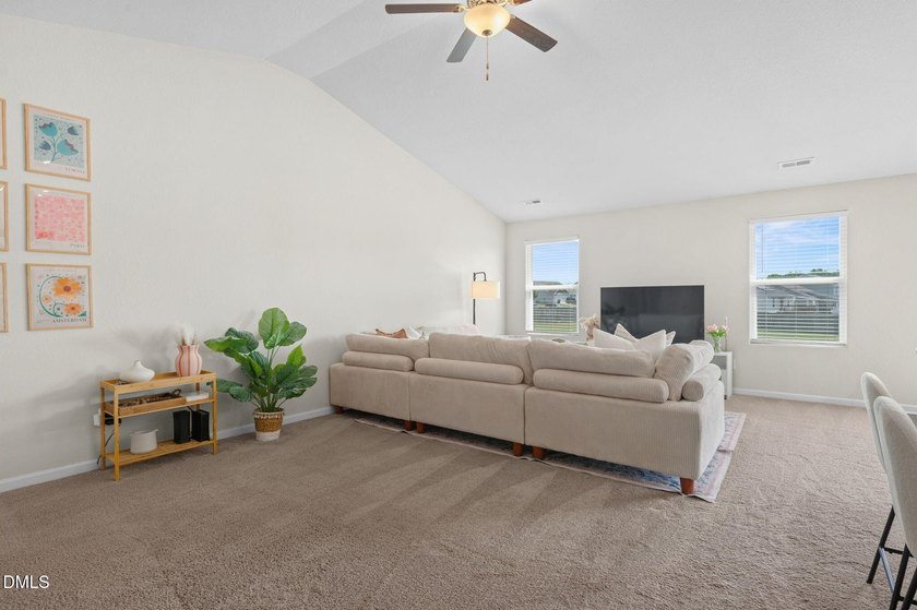 Welcome home to this beautifully maintained ranch in the heart - photo 8