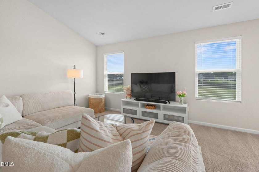 Welcome home to this beautifully maintained ranch in the heart - photo 10