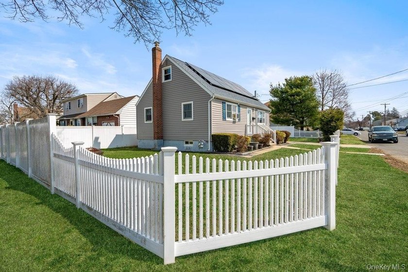 Welcome to this beautiful 3 bedroom home in Lindenhurst. Updated - photo 3