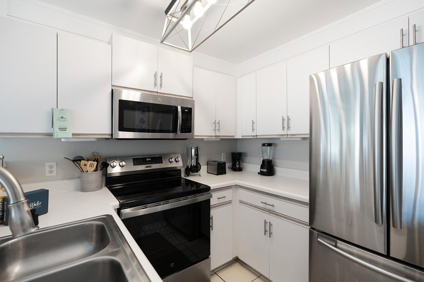 Enjoy coastal charm in this beautifully decorated 1 bed, 1.5 - photo 5