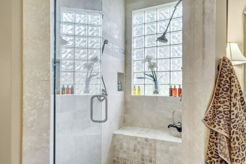 Welcome to an exceptional lakefront residence in the prestigious - photo 37