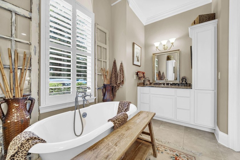 Welcome to an exceptional lakefront residence in the prestigious - photo 38
