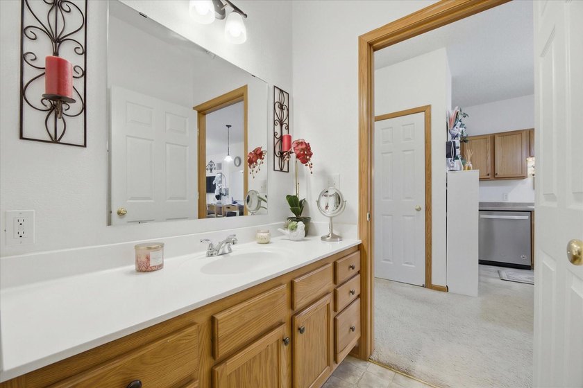 Affordable, modern condo with a bright south-facing exposure - photo 15