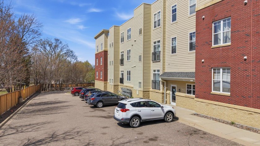 Affordable, modern condo with a bright south-facing exposure - photo 19