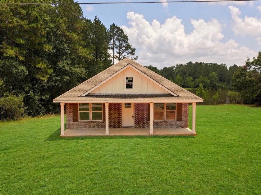 CUTE AS A BUTTON COTTAGE STYLE WATERFRONT home with large front - photo 24