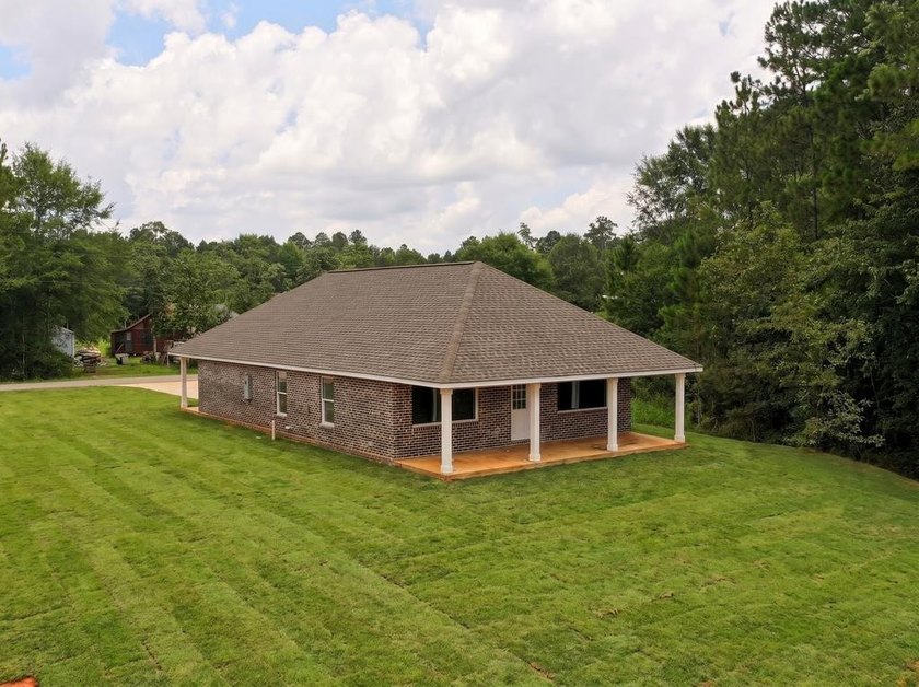 CUTE AS A BUTTON COTTAGE STYLE WATERFRONT home with large front - photo 27