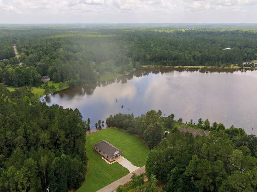 CUTE AS A BUTTON COTTAGE STYLE WATERFRONT home with large front - photo 35