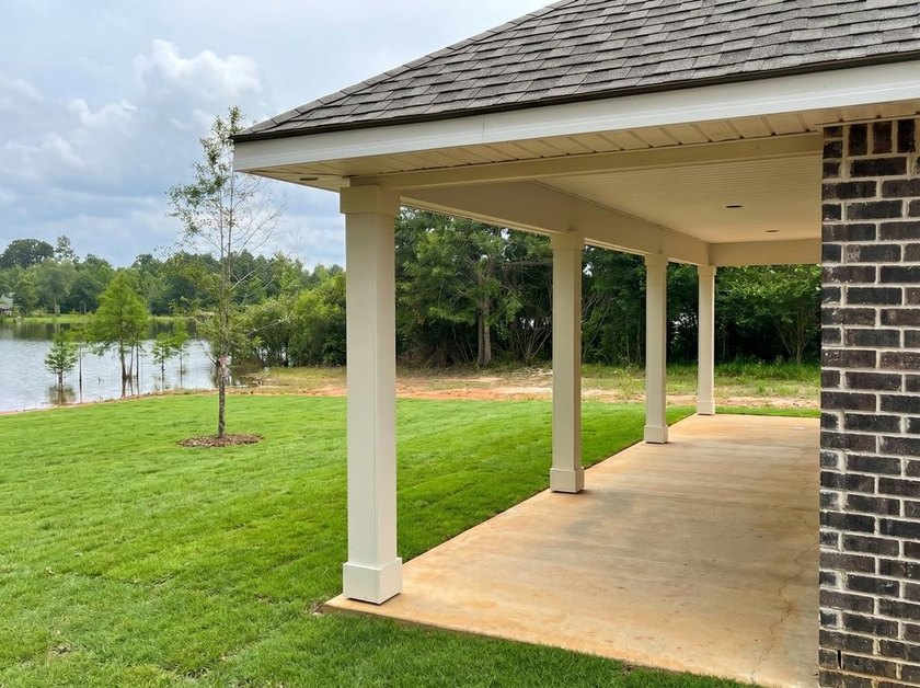 CUTE AS A BUTTON COTTAGE STYLE WATERFRONT home with large front - photo 38