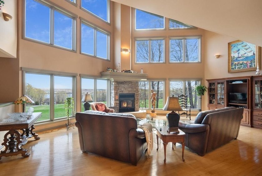 Custom-built home that includes a deeded parcel with 100 feet of - photo 9