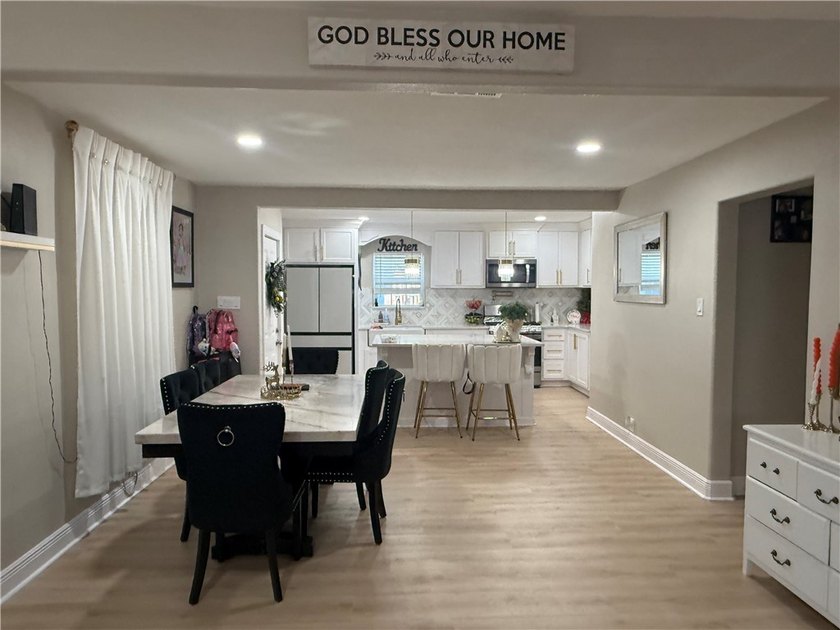Beautifully remodeled 3-bedroom, 2.5-bath home that's completely - photo 3