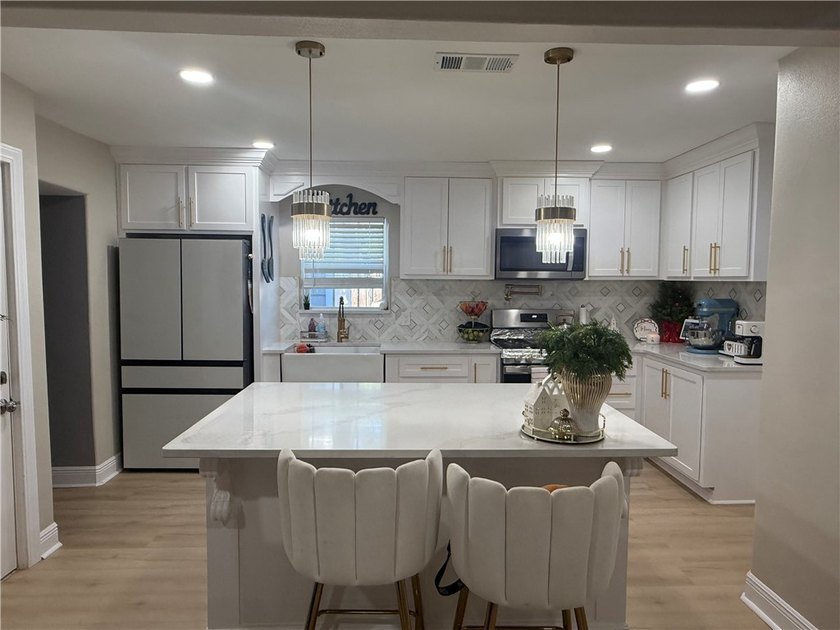 Beautifully remodeled 3-bedroom, 2.5-bath home that's completely - photo 5