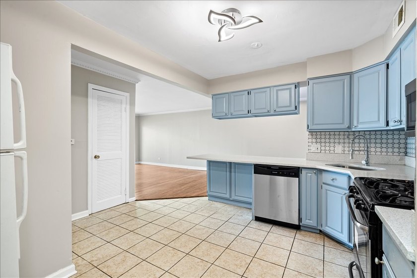 Best value in Rolling Meadows! This spacious 2-bedroom - photo 11