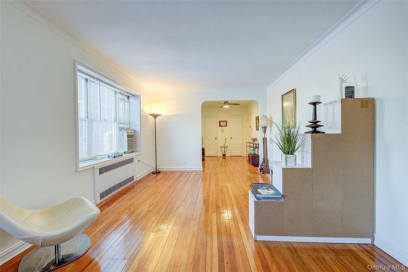 WELCOME TO FOREST HILLS SOUTH. DELUXE STUDIO APARTMENT. Very - photo 11