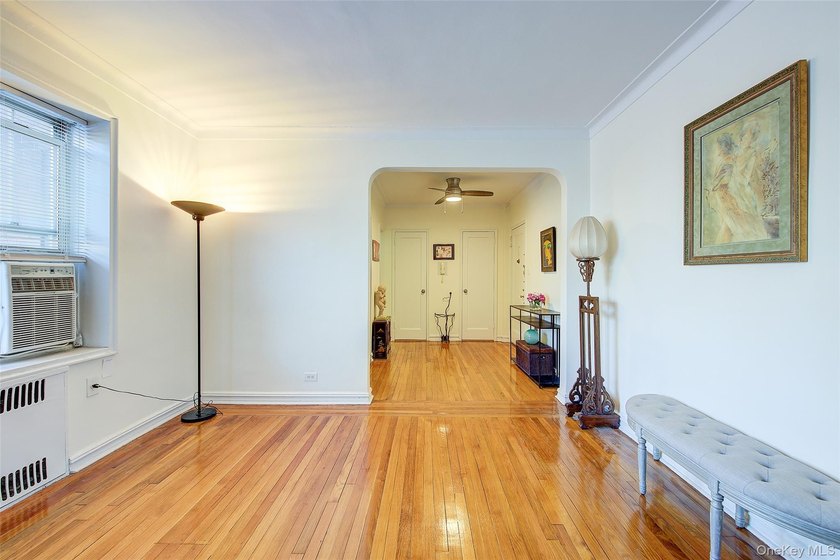 WELCOME TO FOREST HILLS SOUTH. DELUXE STUDIO APARTMENT. Very - photo 12
