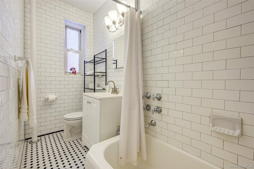 WELCOME TO FOREST HILLS SOUTH. DELUXE STUDIO APARTMENT. Very - photo 20