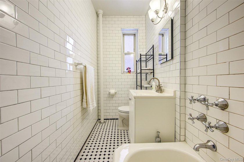 WELCOME TO FOREST HILLS SOUTH. DELUXE STUDIO APARTMENT. Very - photo 21