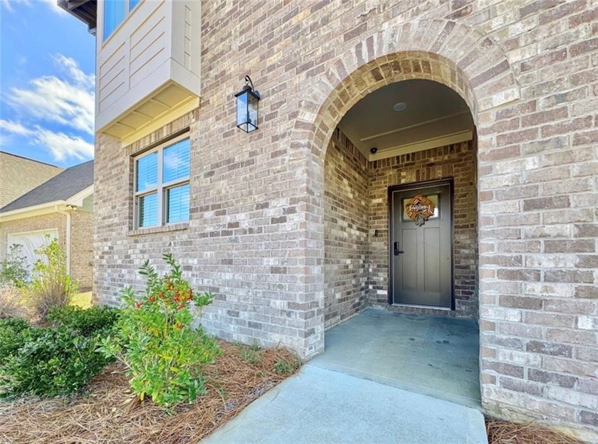 Serene lakefront living on a quiet cul-de-sac in the desirable - photo 3