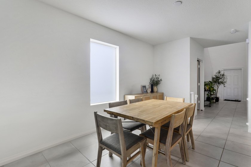 Welcome to this beautifully spacious 5 bedroom, 3 bathroom - photo 11