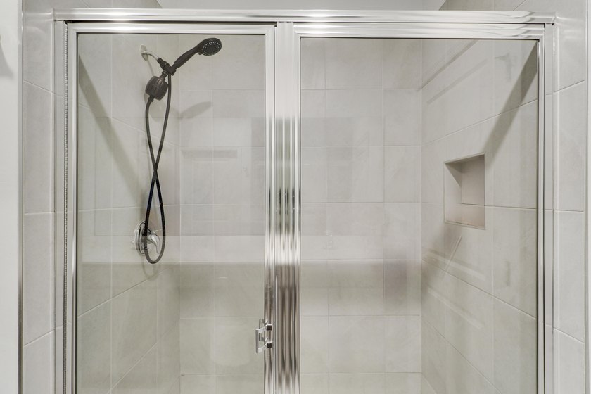 Welcome to this beautifully spacious 5 bedroom, 3 bathroom - photo 16