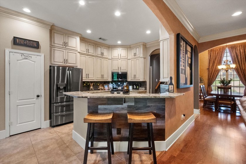 Welcome to your dream home! This beautifully maintained 4 - photo 9