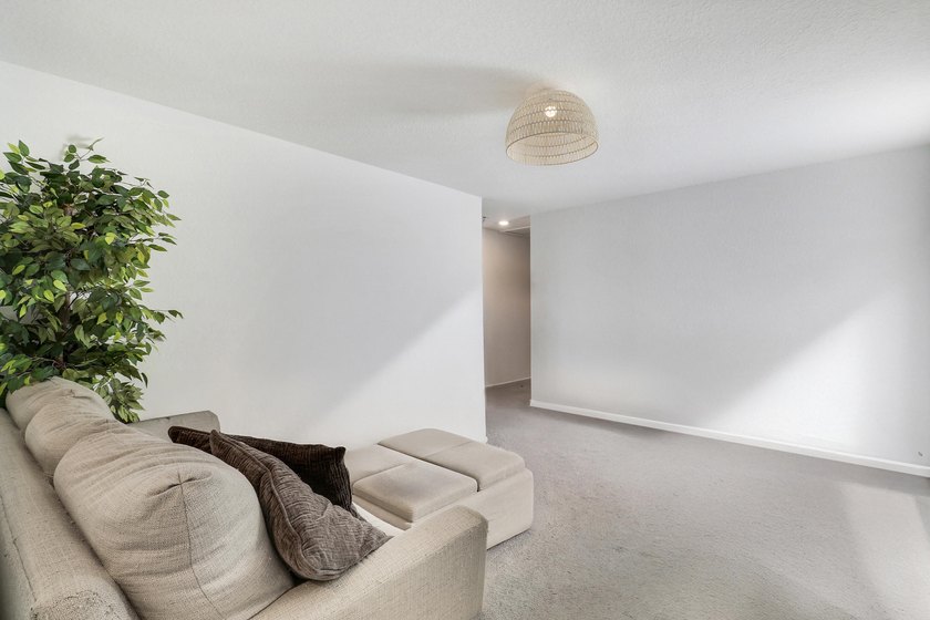Welcome to this beautifully spacious 5 bedroom, 3 bathroom - photo 19