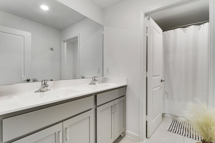 Welcome to this beautifully spacious 5 bedroom, 3 bathroom - photo 22