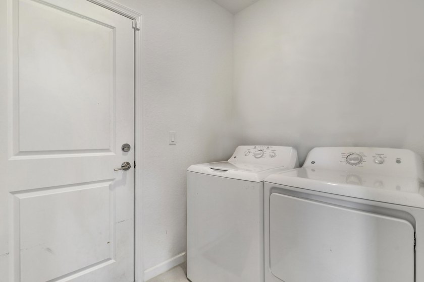 Welcome to this beautifully spacious 5 bedroom, 3 bathroom - photo 26