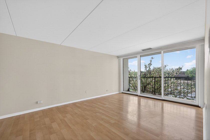 SPACIOUS AND BRIGHT UPDATED &amp; DESIRABLE SPLIT 2 BEDROOM MODEL - photo 4