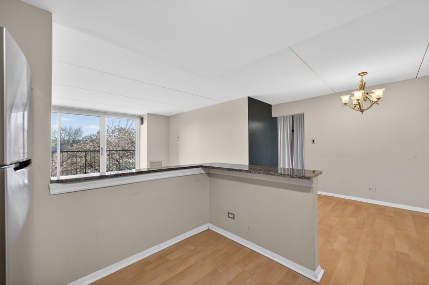 SPACIOUS AND BRIGHT UPDATED &amp; DESIRABLE SPLIT 2 BEDROOM MODEL - photo 8
