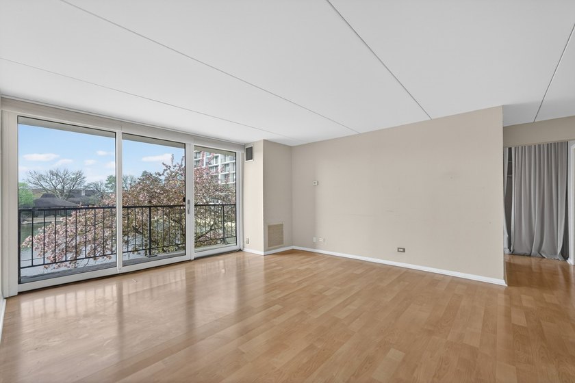 SPACIOUS AND BRIGHT UPDATED &amp; DESIRABLE SPLIT 2 BEDROOM MODEL - photo 9