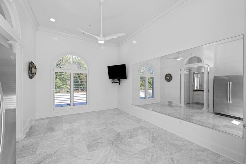Stunning 1-level 5,000 SF Neoclassical Mediterranean Villa on 10 - photo 15