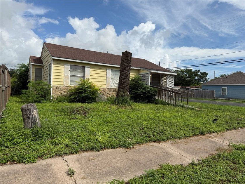 Investment property!! This property offers 3 bedrooms - 2 - photo 2