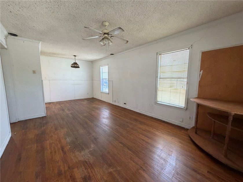Investment property!! This property offers 3 bedrooms - 2 - photo 5