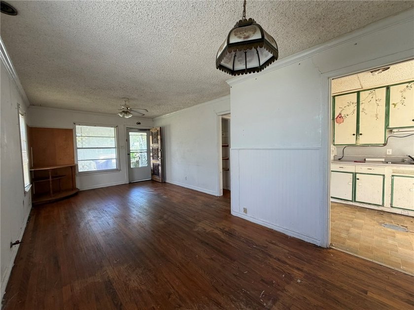 Investment property!! This property offers 3 bedrooms - 2 - photo 6