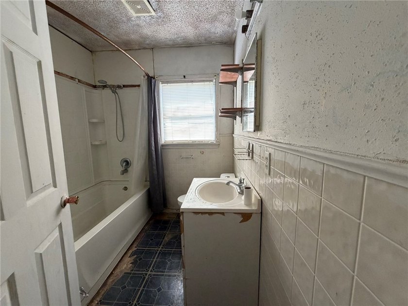 Investment property!! This property offers 3 bedrooms - 2 - photo 10