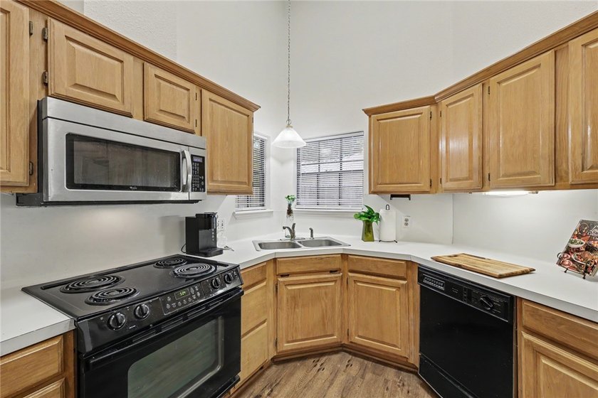 Welcome Home to this Charming 3- bedroom, 2-bedroom Home in The - photo 2