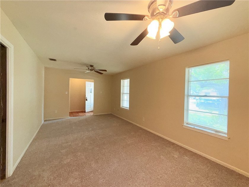 Great starter home with four-sided red brick. Formal living and - photo 3