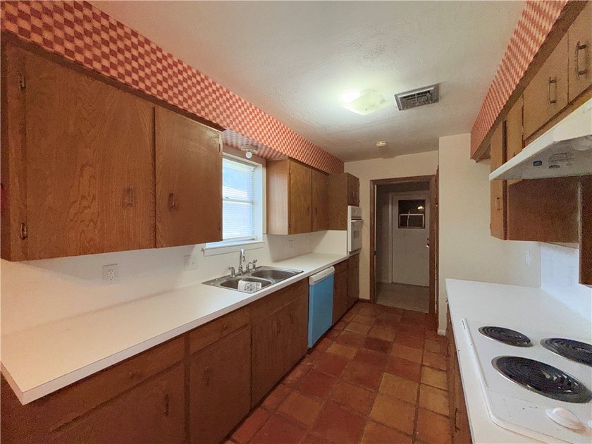 Great starter home with four-sided red brick. Formal living and - photo 6