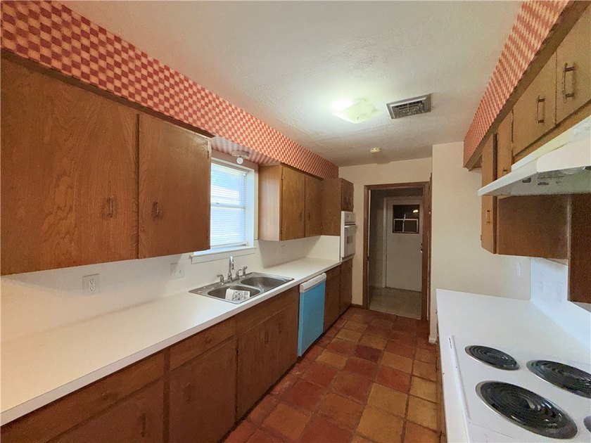 Great starter home with four-sided red brick. Formal living and - photo 7