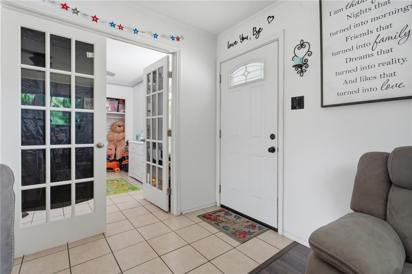 Welcome to this beautifully maintained 4-bedroom, 2-bathroom - photo 5