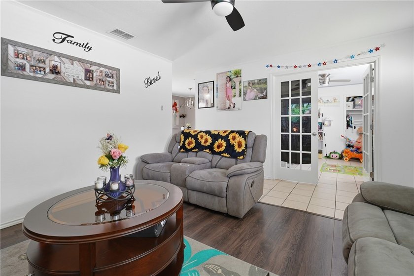 Welcome to this beautifully maintained 4-bedroom, 2-bathroom - photo 8