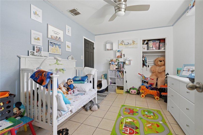 Welcome to this beautifully maintained 4-bedroom, 2-bathroom - photo 9