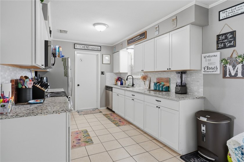 Welcome to this beautifully maintained 4-bedroom, 2-bathroom - photo 10