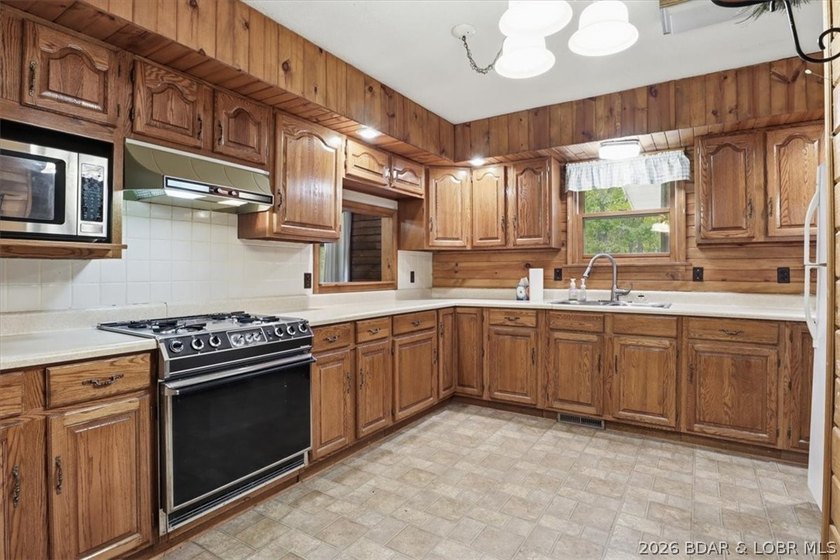 Discover the perfect blend of privacy, space, and lake living on - photo 14