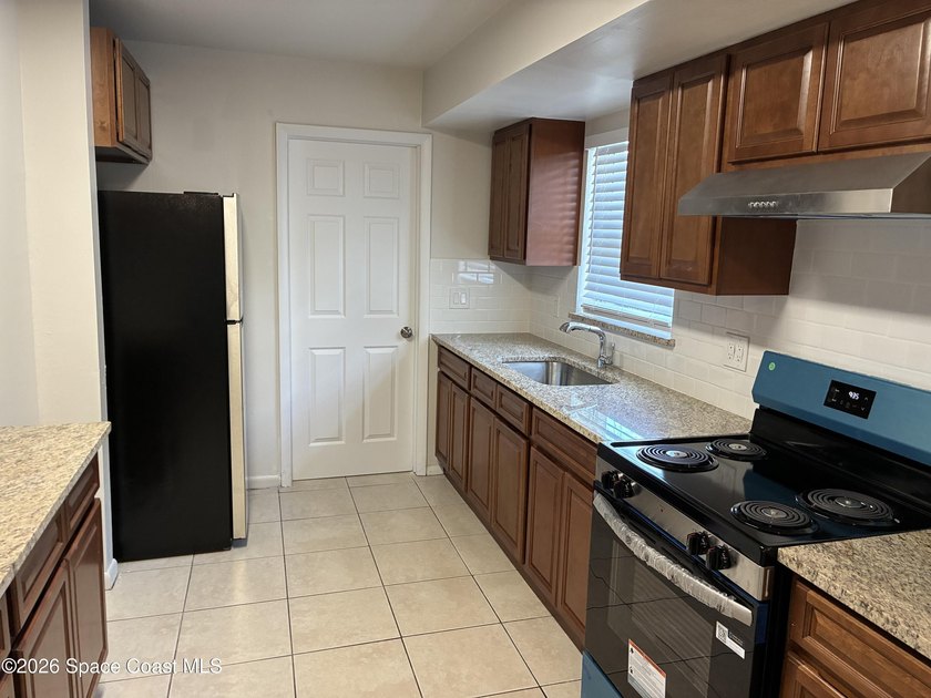 Welcome home to this beautifully remodeled 3-bedroom, 2-bath - photo 5