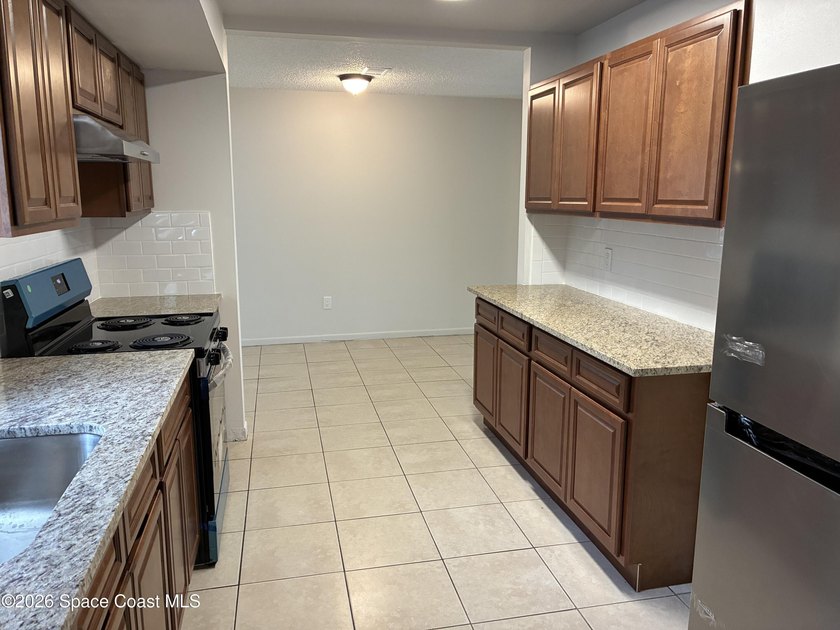 Welcome home to this beautifully remodeled 3-bedroom, 2-bath - photo 7