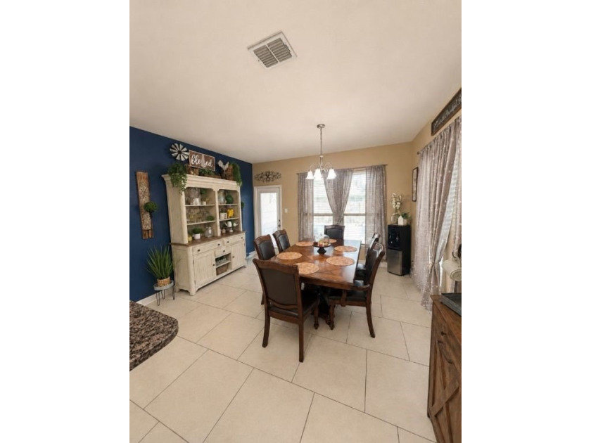 A beautifully maintained 4 Bedroom, 2 bath 1866 sq. ft. home - photo 7