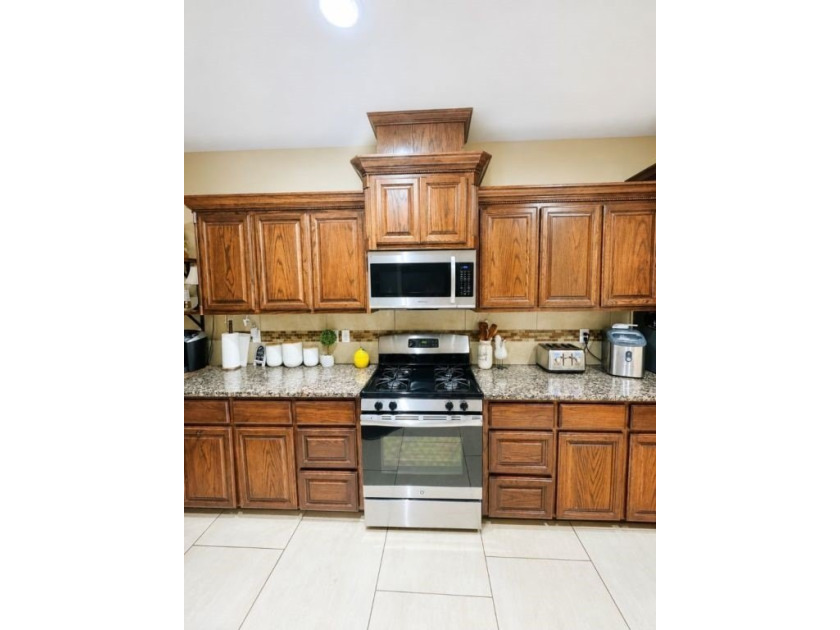 A beautifully maintained 4 Bedroom, 2 bath 1866 sq. ft. home - photo 9