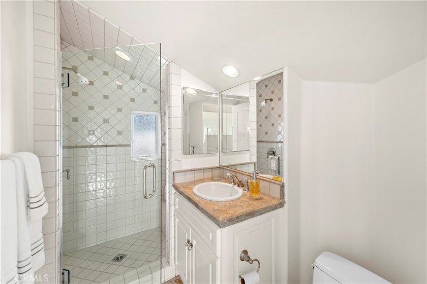 432 Acacia is a sophisticated home offering the perfect blend of - photo 11